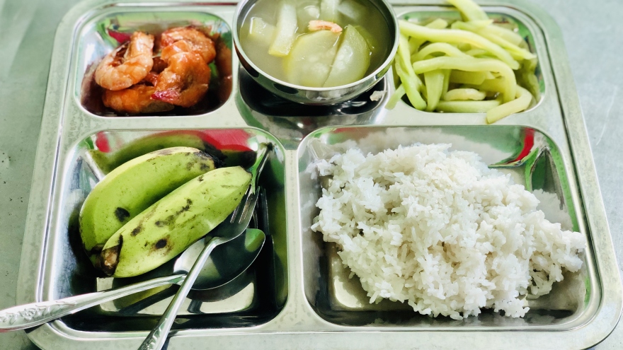 Những suất cơm “vài ngàn” - Nghĩa tình trên đất Tây Đô