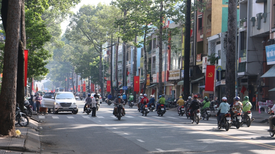 Phố phường TP HCM rợp bóng cờ bay trong ngày Quốc khánh 2/9