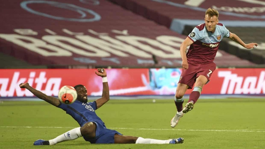 Chelsea và Leicester gục ngã, MU chỉ còn kém top 3 đúng 3 điểm