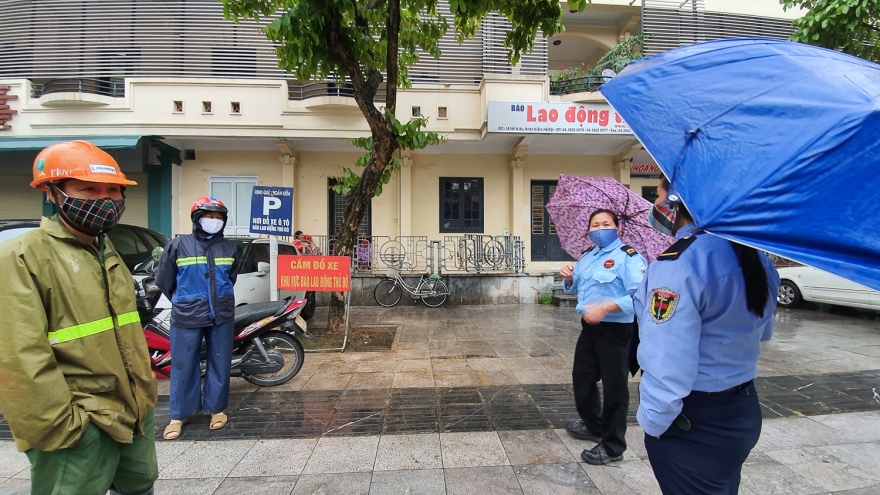 Người dân đội mưa ở Hà Nội đợi phát thực phẩm nhưng ra về tay không