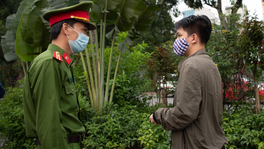 Công an tăng cường nhắc nhở người dân đi tập thể dục ven sông Tô Lịch