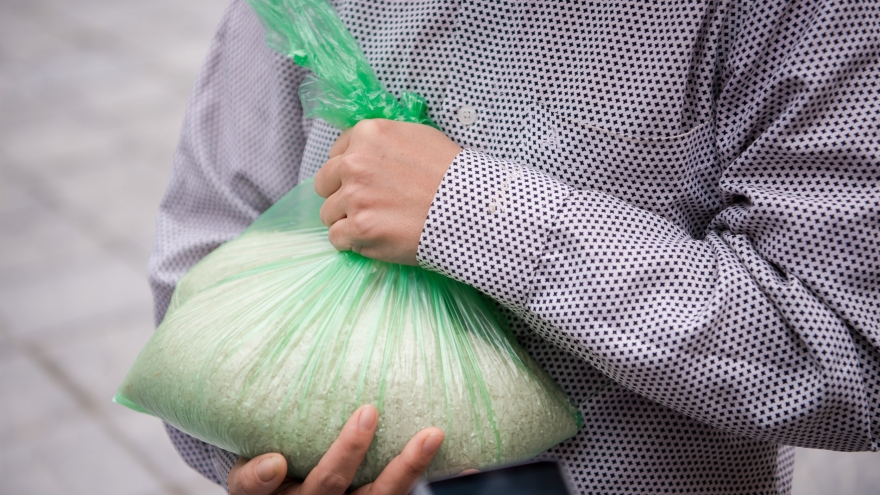 Ảnh: “Máy ATM” cho người nghèo “rút” gạo bằng chân ở Hà Nội