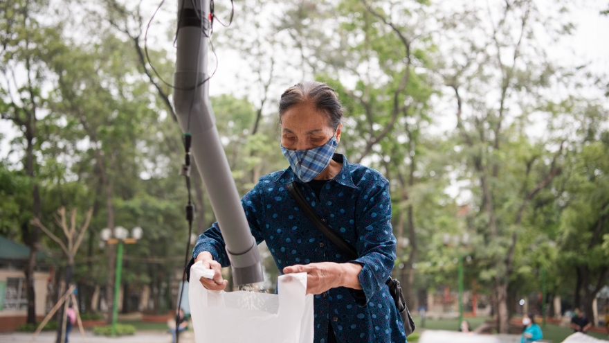 Clip: Hàng trăm người nghèo xúc động nhận gạo từ “máy ATM”