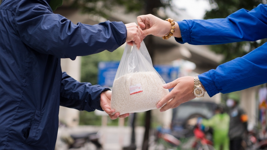 Thêm “máy ATM” phát gạo miễn phí cho người nghèo tại Hà Nội