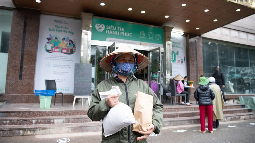 Ảnh: Người nghèo xúc động nhận nhu yếu phẩm tại siêu thị “0 đồng”