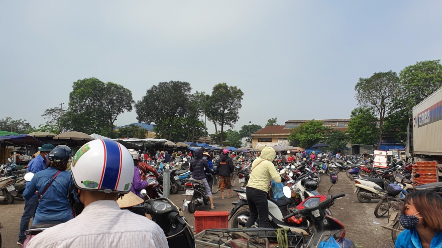 Chống dịch Covid-19: Chợ đầu mối phía Nam Hà Nội vẫn đông đúc trong ngày cuối tuần