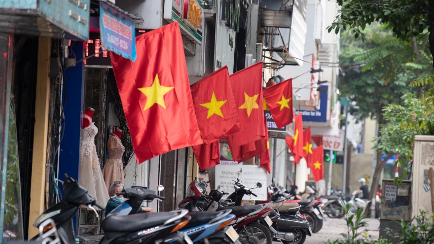 Phố phường Hà Nội rợp bóng cờ bay dịp lễ 30/4