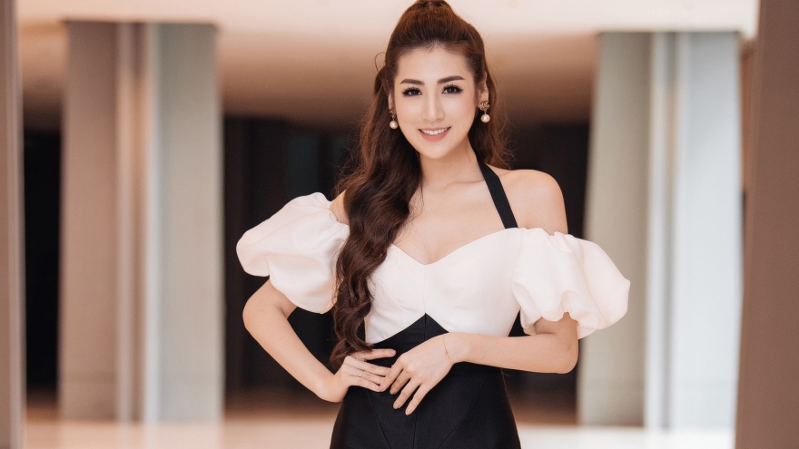 Á hậu Tú Anh khoe dáng “mòn con mắt” với đầm trễ vai