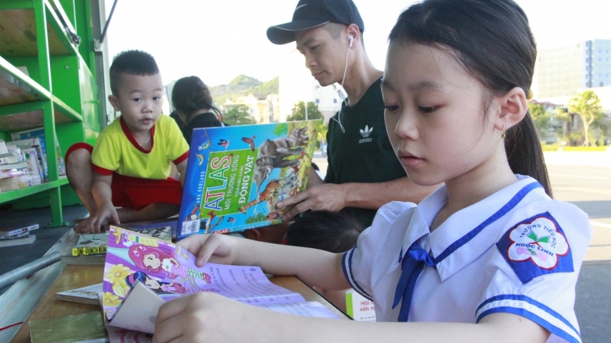 Triển khai mô hình “Xe thư viện đa phương tiện lưu động” tại Sơn La