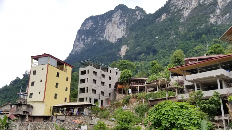 Tiềm ẩn nguy cơ ảnh hưởng đến môi trường từ khu dân cư ven Hồ Ba Bể