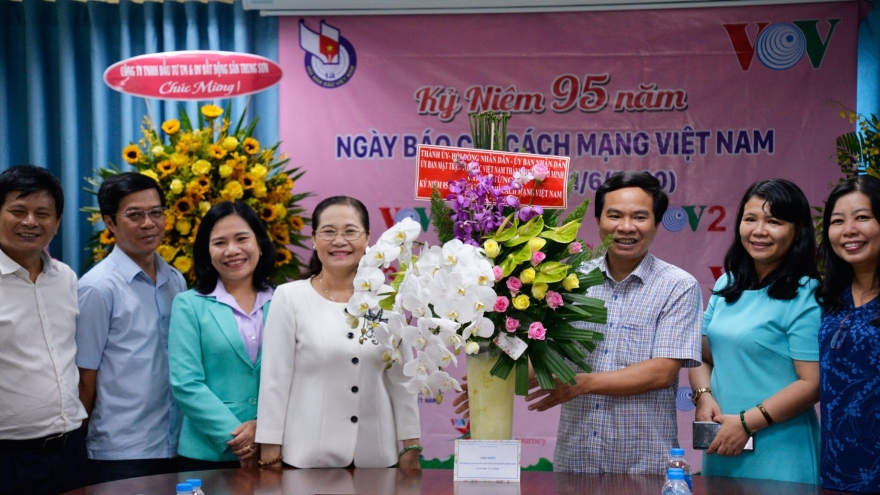 Lãnh đạo TPHCM thăm và chúc mừng CQTT Đài TNVN tại TPHCM nhân dịp 21/6