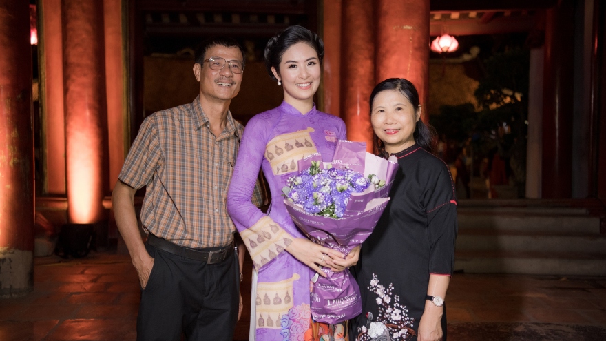 Bố mẹ chúc mừng Ngọc Hân giới thiệu bộ sưu tập áo dài tại Văn Miếu