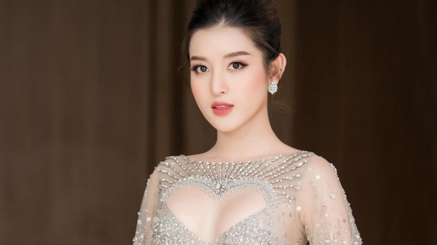 Á hậu Huyền My nóng bỏng với thiết kế váy xẻ ngực hình trái tim