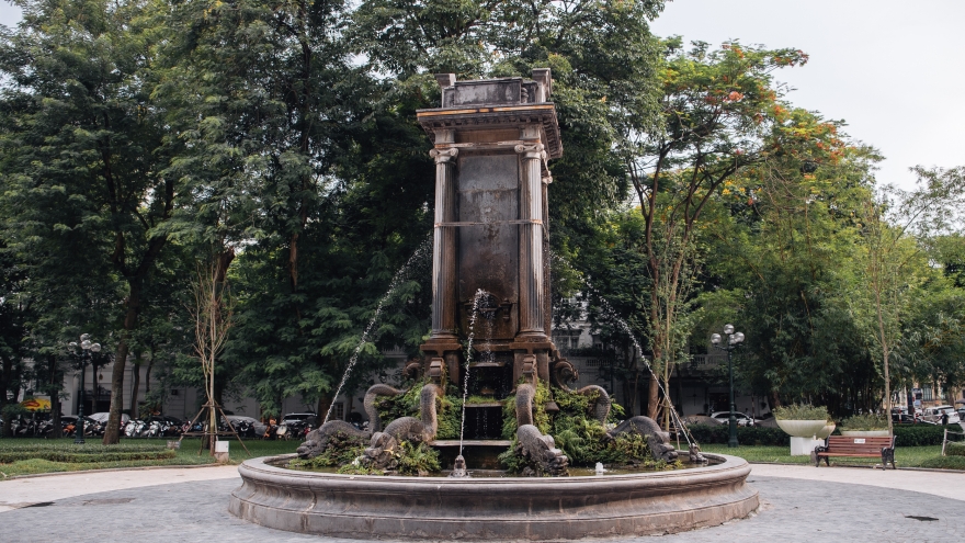 Cận cảnh đài phun nước cổ nhất Hà Nội xuống cấp, đeo “đai chống sập“