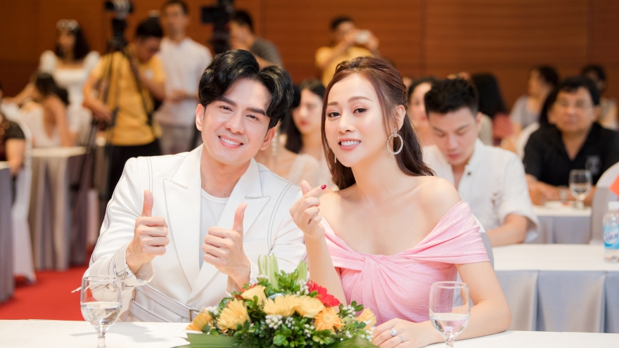 Phương Oanh hoá công chúa kẹo ngọt, “bắn tim” với Đan Trường