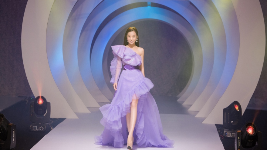 Phương Oanh toả sáng trên sàn catwalk sau thông báo nghỉ đóng phim