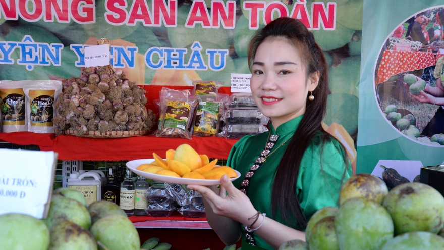 Khai mạc gian hàng trưng bày và giới thiệu sản phẩm xoài Yên Châu