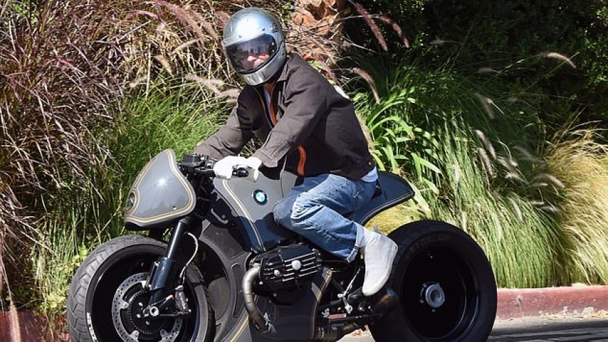 Brad Pitt lái xe mô tô siêu ngầu đến thăm nhà vợ cũ Angelina Jolie