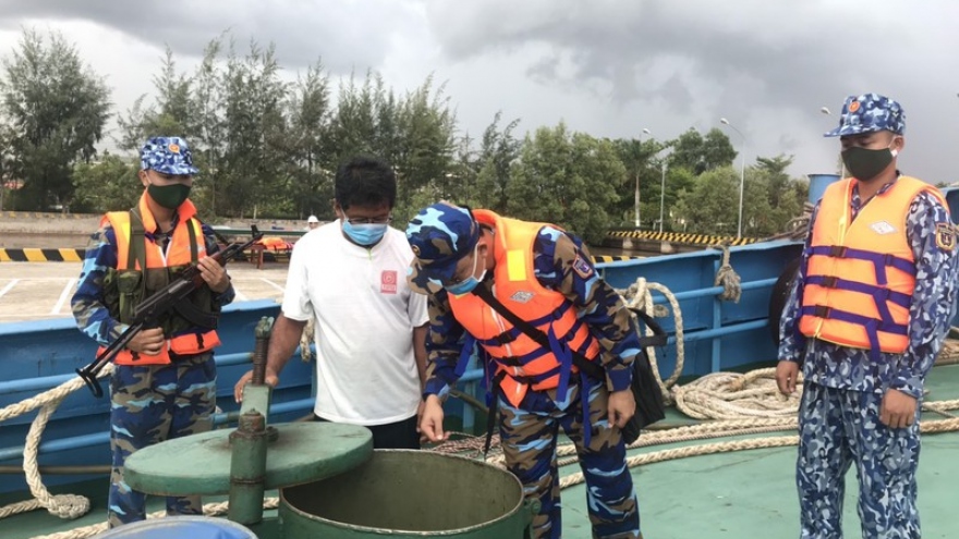 Cà Mau: Phát hiện tàu nước ngoài sang mạn dầu trái phép