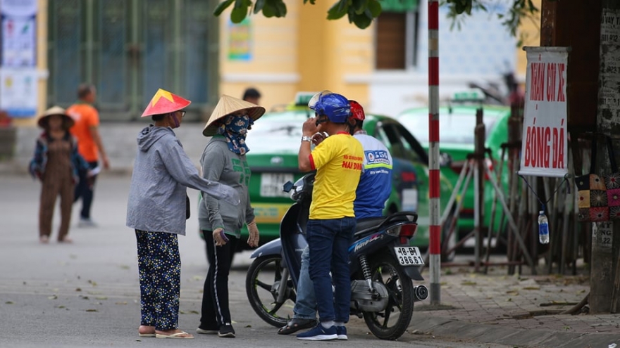Ảnh: Phe vé hoành hành trước sân Thiên Trường chờ trận cầu lịch sử Nam Định-HAGL