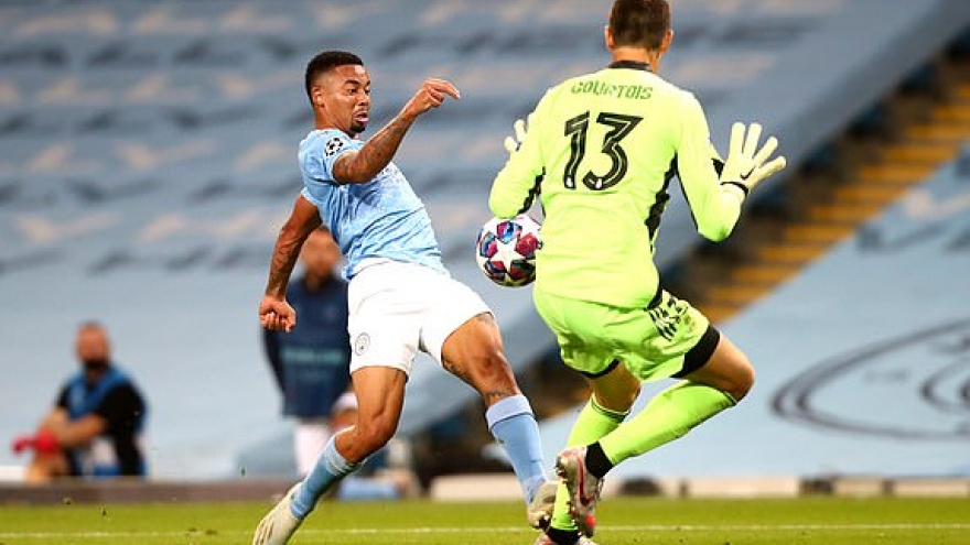 Varane "biếu" 2 bàn, Real cay đắng dâng vé vào tứ kết cho Man City