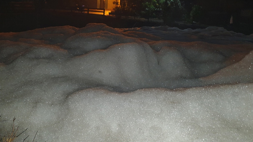 Bình Dương: Nước sủi bọt trắng, kèm mùi hôi xuất hiện sau cơn mưa lớn