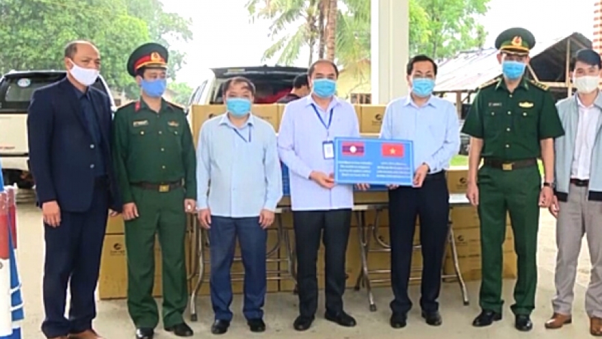 Sơn La tặng 30.000 khẩu trang y tế cho 2 tỉnh của Lào