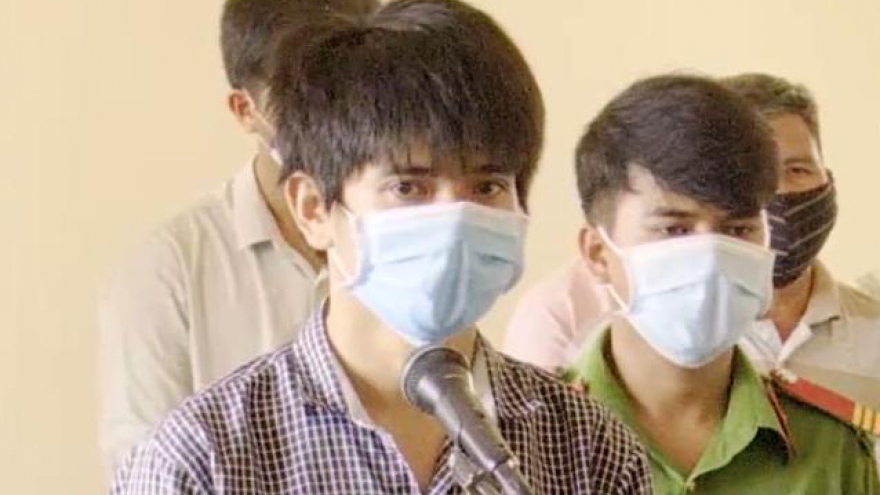 Tấn công trưởng công an xã vì bị nhắc đeo khẩu trang, lĩnh 12 tháng tù