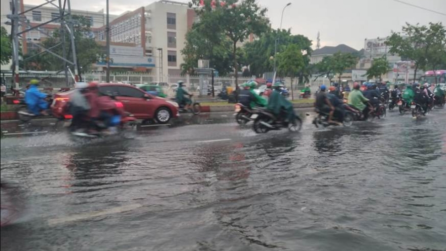 Ngập lụt, kẹt xe do mưa lớn kéo dài ở TPHCM