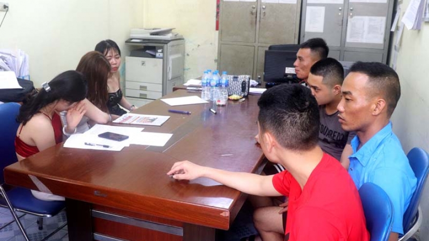 Nhóm nam nữ rủ nhau mua ma túy sử dụng trong quán karaoke