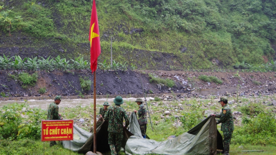 Bộ đội lại dựng lều chặn đường mòn, lối mở phòng chống Covid-19