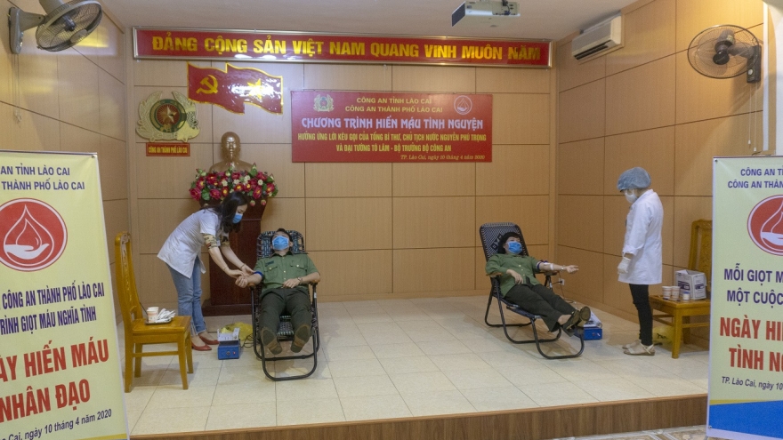 Hàng trăm cán bộ, chiến sĩ công an Lào Cai hiến máu giữa đại dịch