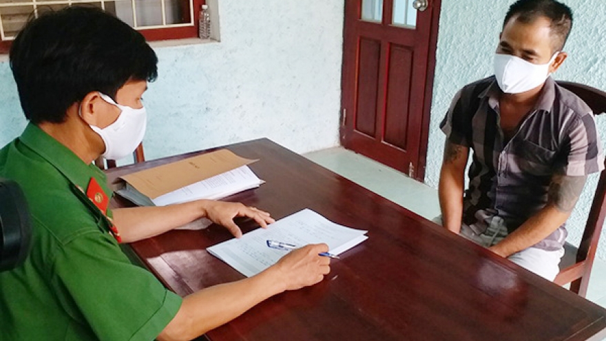 Chủ quán xách mã tấu đuổi đánh tổ kiểm tra phòng dịch Covid-19