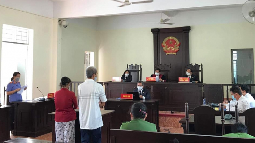 Hành hạ mẹ già, đôi vợ chồng ở Tiền Giang bị phạt hơn 5 năm tù giam