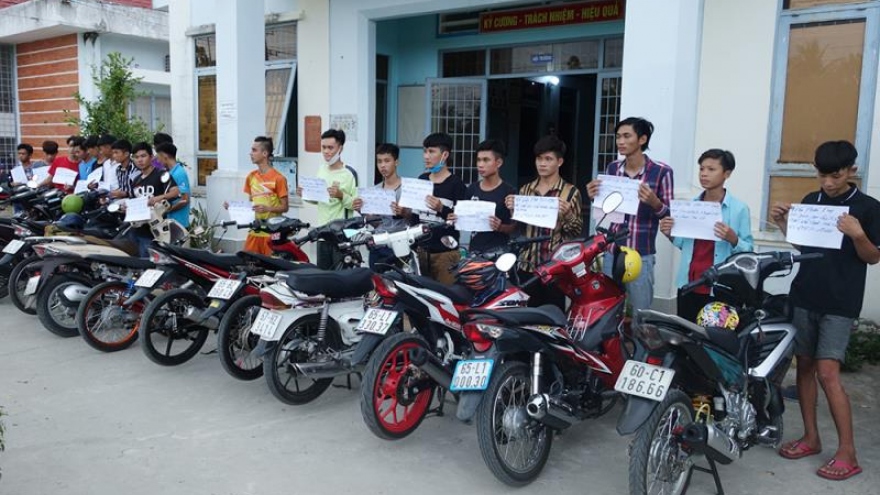 19 thanh, thiếu niên tụ tập chuẩn bị đua xe bị công an bắt