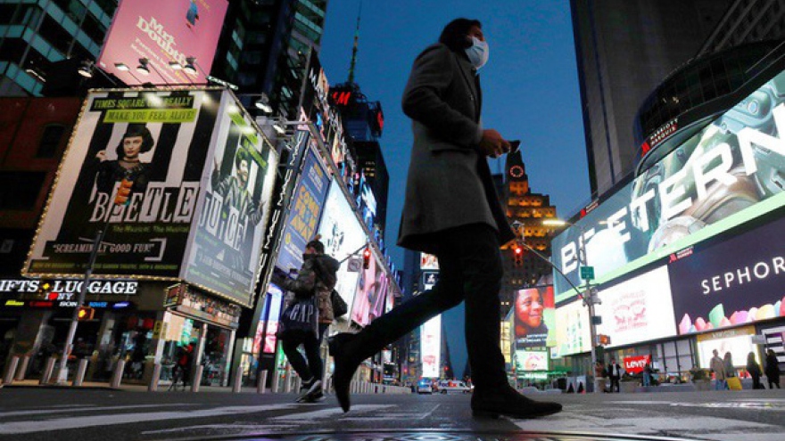 2/3 người dân Mỹ lo ngại gỡ bỏ giới hạn chống Covid-19 là quá sớm