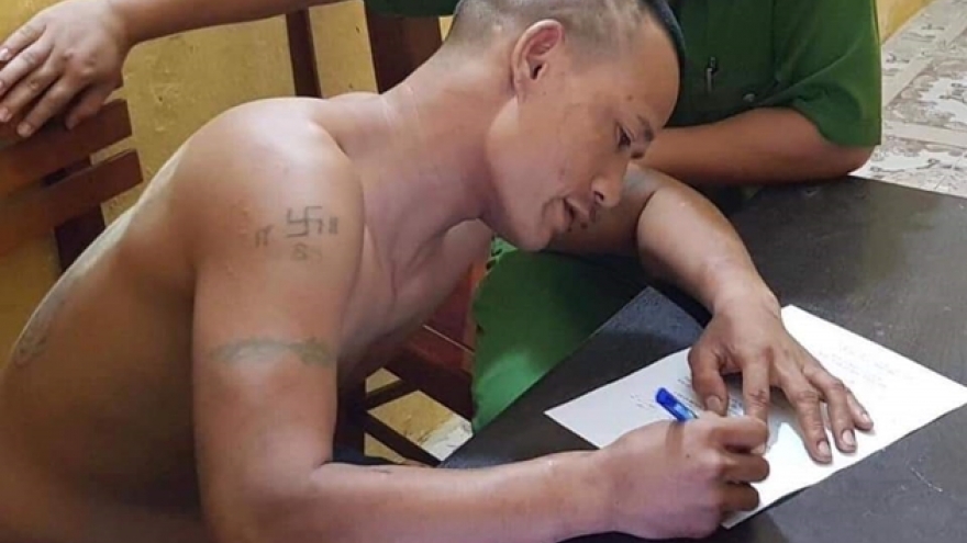 Khởi tố kẻ 2 tay 2 dao chém trọng thương cảnh sát