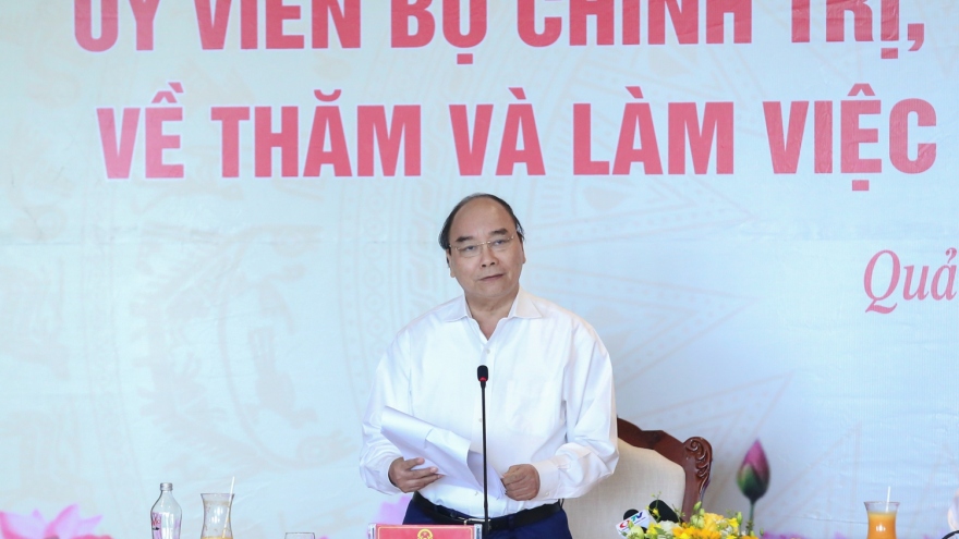 Ảnh: Thủ tướng làm việc tại Quảng Ninh và trò chuyện với công nhân mỏ