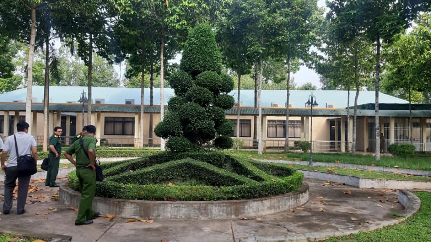 Người đàn ông tử vong trong công viên bệnh viện với vết cắt sâu ở cổ