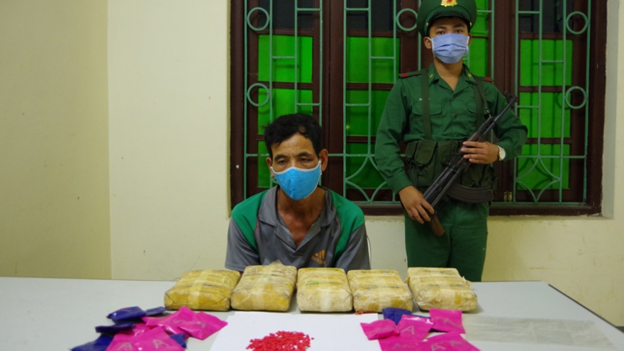 Lực lượng mật phục bắt đối tượng mang 30.000 viên ma túy