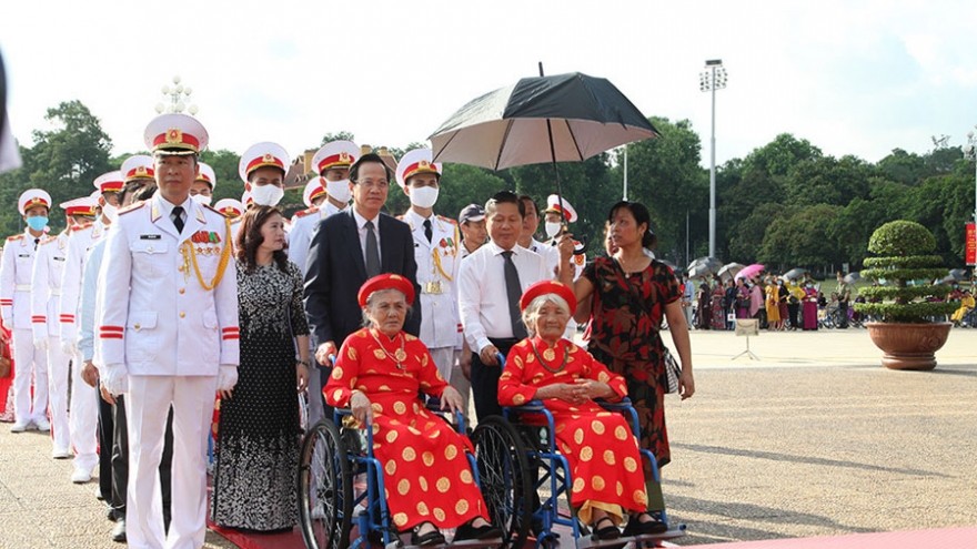 Đoàn đại biểu các Mẹ Việt Nam anh hùng viếng Lăng Chủ tịch Hồ Chí Minh