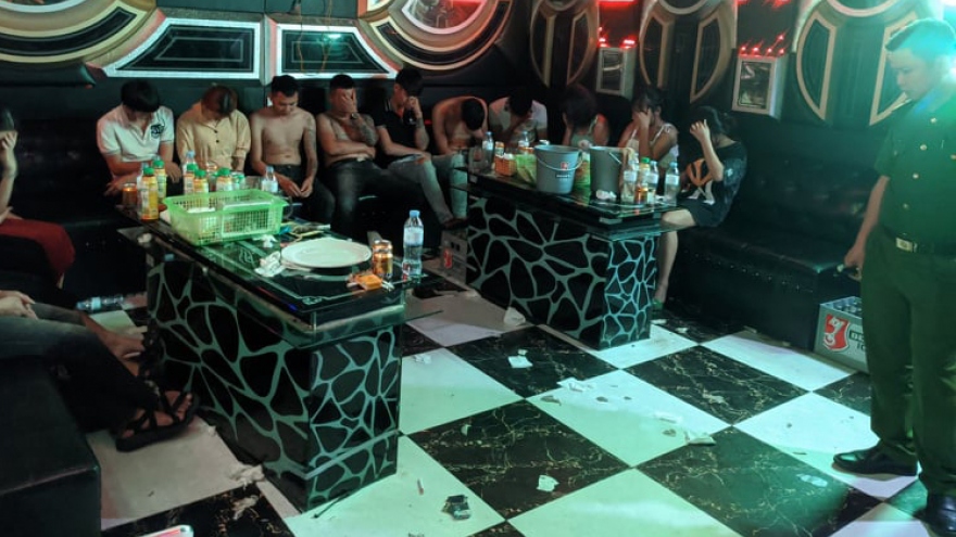 15 thanh niên tụ tập “mở tiệc” ma tuý trong phòng karaoke giữa mùa dịch