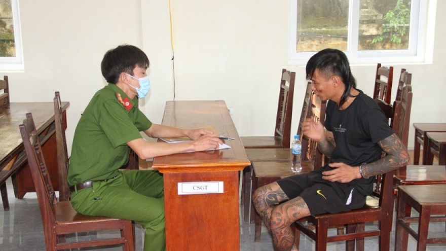 Khống chế đối tượng ngáo đá dùng súng đe dọa vợ con