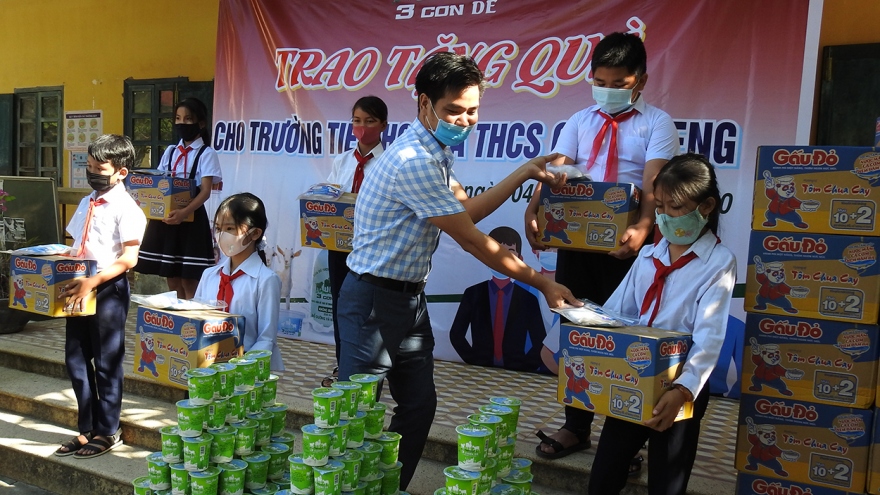 Kon Tum tặng khẩu trang, mì tôm, sữa động viên học sinh đi học