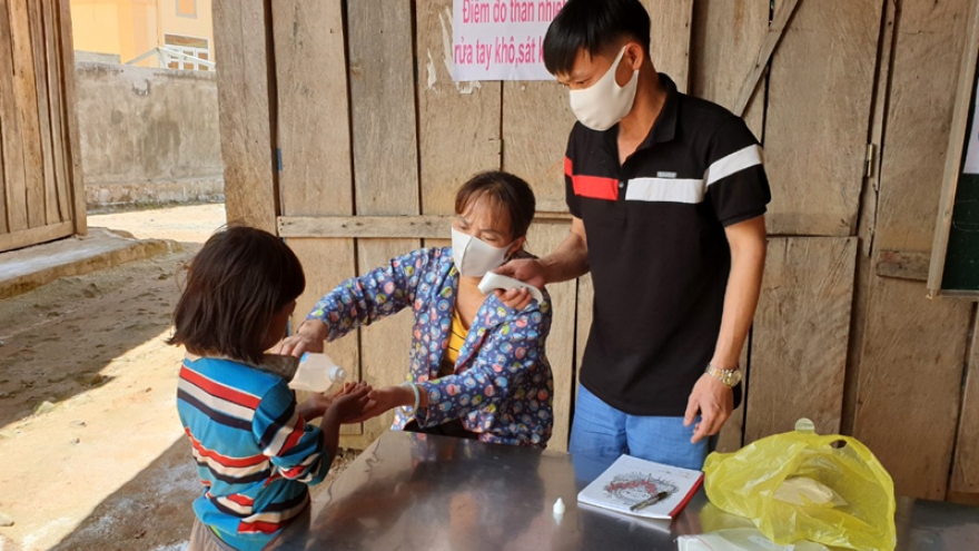 Xuống bản, gõ cửa từng nhà vận động học sinh trở lại lớp