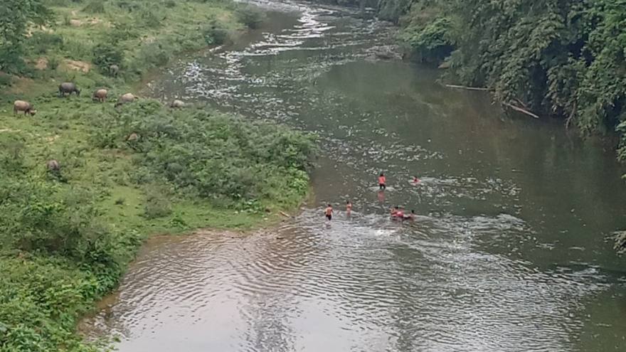 Bắc Kạn: Sông Phó Đáy nổi bọt trắng, dân đang tắm giặt phải bỏ chạy