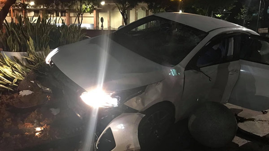 Va chạm với xe máy, ô tô lao vào nhà hành chính thành phố Đà Nẵng ​