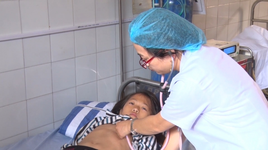 85 học sinh tiểu học ở Lào Cai nhập viện, nghi dị ứng với món tôm