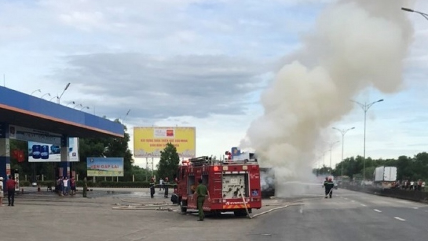 Xe đầu kéo bất ngờ phát hỏa và bốc cháy dữ dội cạnh cây xăng