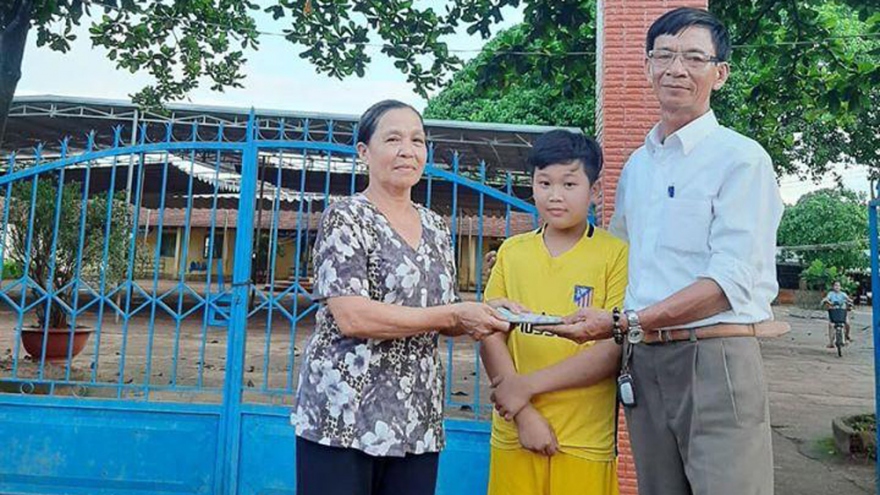 Cậu học sinh trả lại 50 triệu đồng, người bị mất xin nhận làm con nuôi